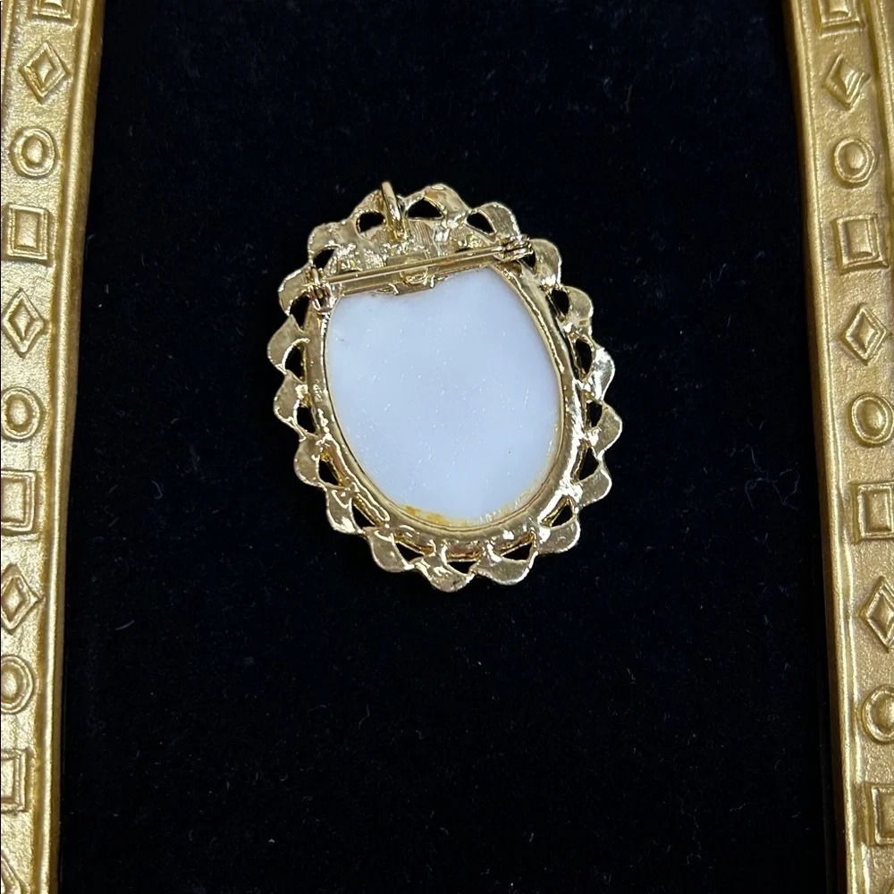 Vintage Fragonard porcelain courting couple brooch w/ gold-tone scallop setting